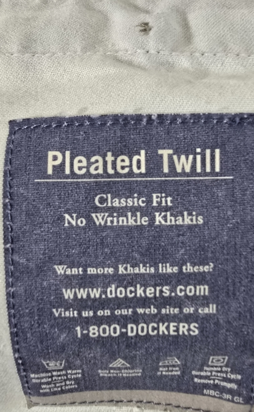 Dockers Pleated Twill Classic Fit Khaki